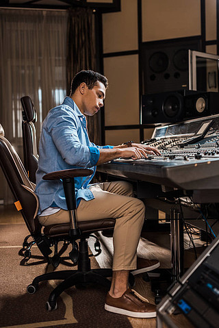 幕后英雄 錄音棚里的動(dòng)畫聲音魔法師